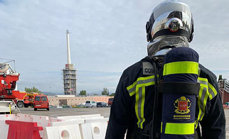 Bombero de Madrid con equipo completo durante una prueba física