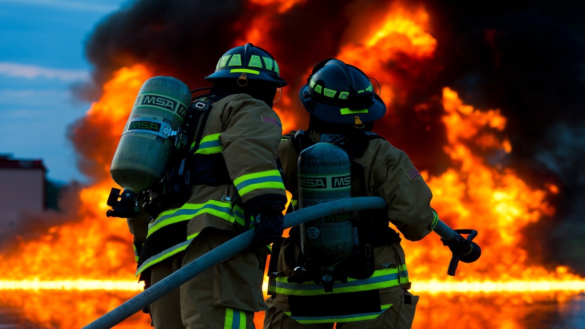 Bombero preparándose para una intervención con equipo completo