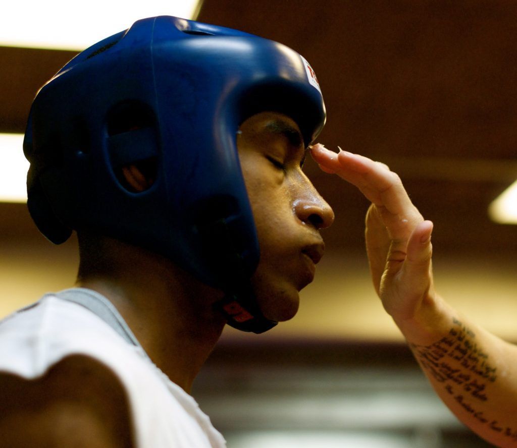 Boxeador con casco protector concentrado antes de un combate